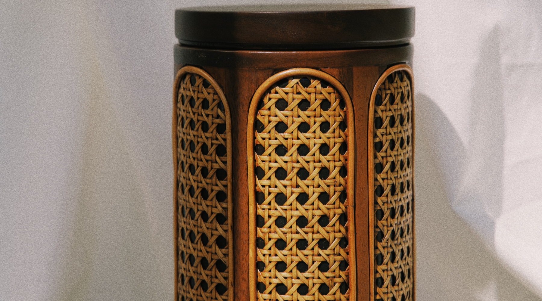 Laya urn closeup picture